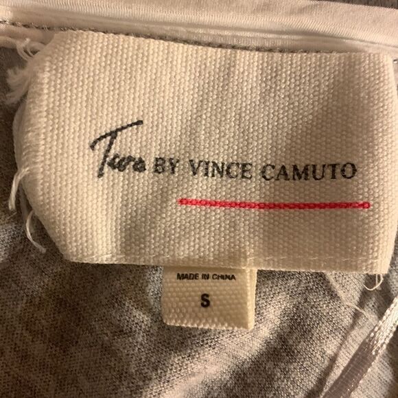 Two by VINCE CAMUTO, long sleeve, hi-low, blouse, cotton/rayon. Great condition - Picture 8 of 10